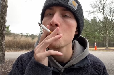 Лечение зависимости от табакокурения в Питкяранте Мужчина с сигаретой делает затяжку