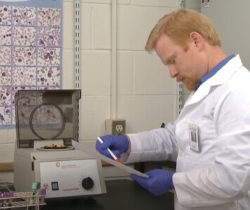 Клиника лечения наркозависимости в Питкяранте Врач в кабинете клиники