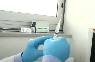 Проведение кодирования Вивитролом в Питкяранте Шприц с Вивитролом в руках у врача